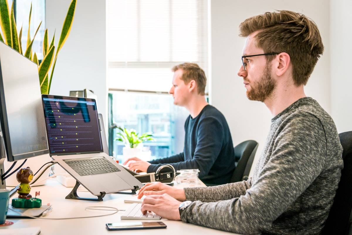 Ingénieurs au travail — image d'illustration